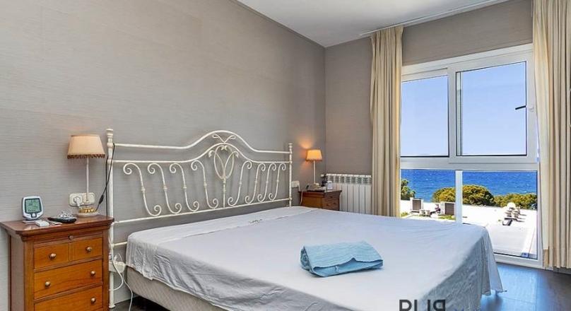 Above the roofs of the bay of Palma. A villa with lots of space, in high quality condition and view.