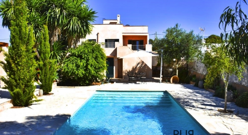 Cala Llombards. Villa near the beach. Typical Mallorcan. Vacation rental license.