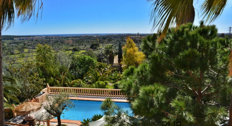 Well maintained. A mansion. Overlooking Cala Millor. Grown garden.