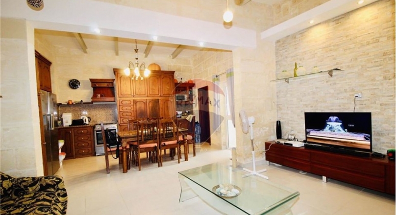 ZEJTUN - New on the market comes this beautifully converted two bedroom
