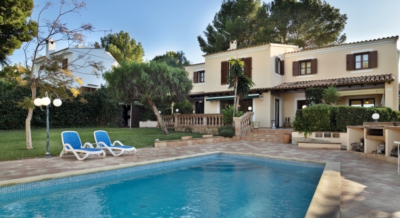 Your new tree house. With pool. And a small villa. In Santa Ponsa.