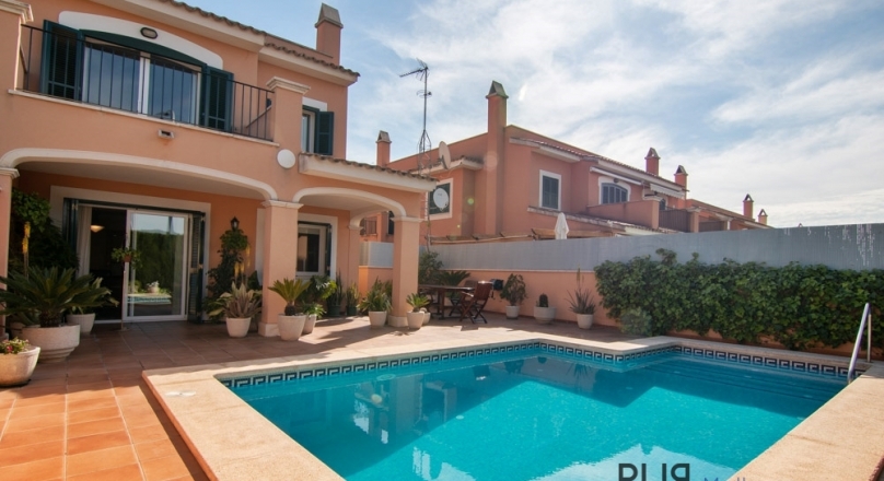 Townhouse with pool and sun terrace in Son Rapinya.