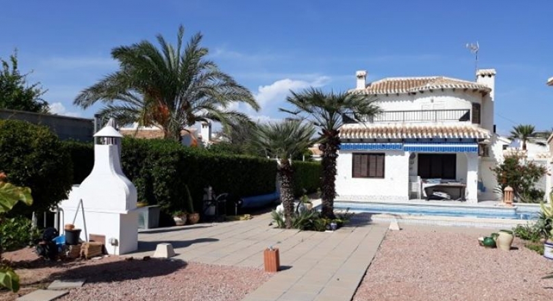 VILLA WITH 750M2 PLOT , SEA VIEWS AND 100M FORM THE BEACH . REDUCED PRICE 384000€