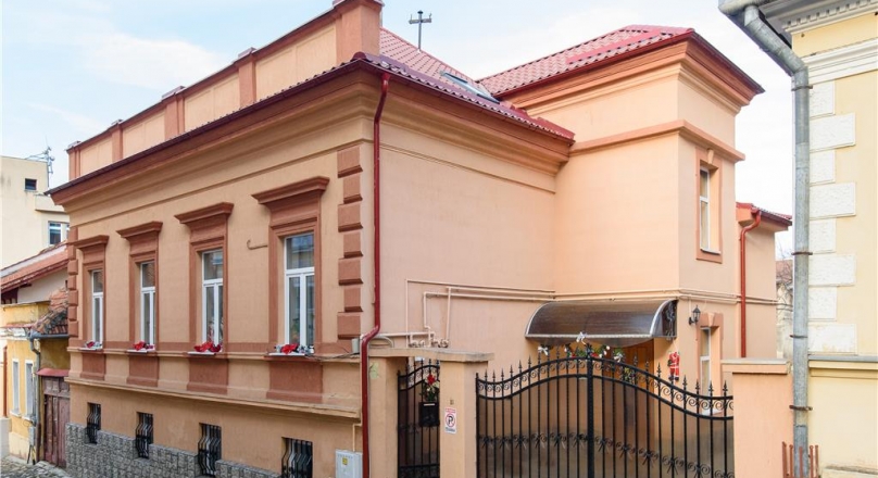 Element architectural style and refined outfit, Central, Brasov