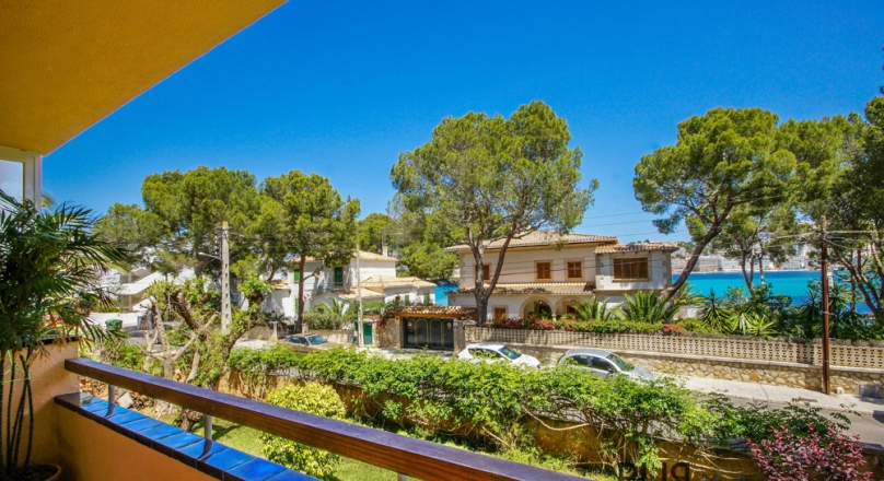 Santa Ponsa. Large garden apartment. Sea views. In a minute on the beach. Move in now.