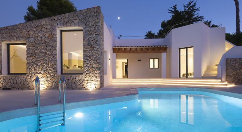 Villa. Santa Ponsa. With very special architecture. Completely renovated.