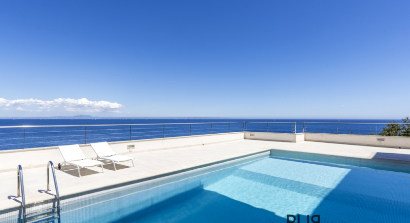 Cala Vinyes. Penthouse. To refresh. Small plant. Frontal sea view. Access to the sea.