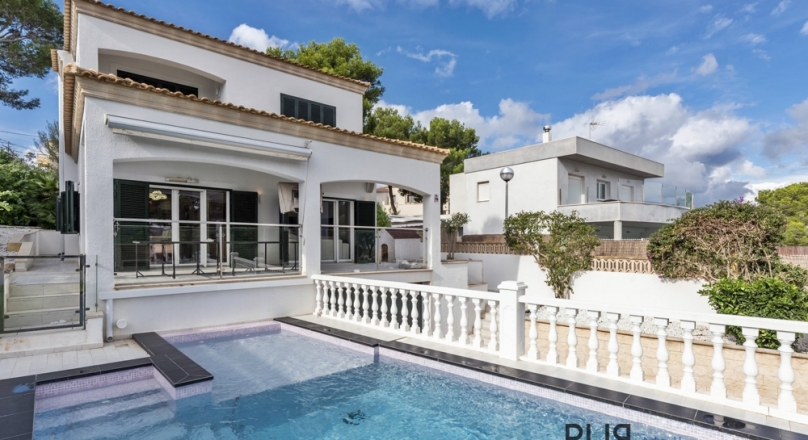 Nova Santa Ponsa. Villa. Much space for the family. Walking distance to the beach and port.
