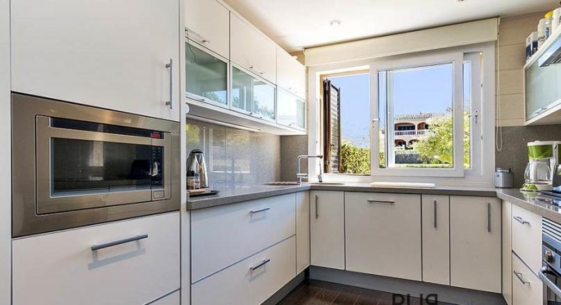 Above the roofs of the bay of Palma. A villa with lots of space, in high quality condition and view.