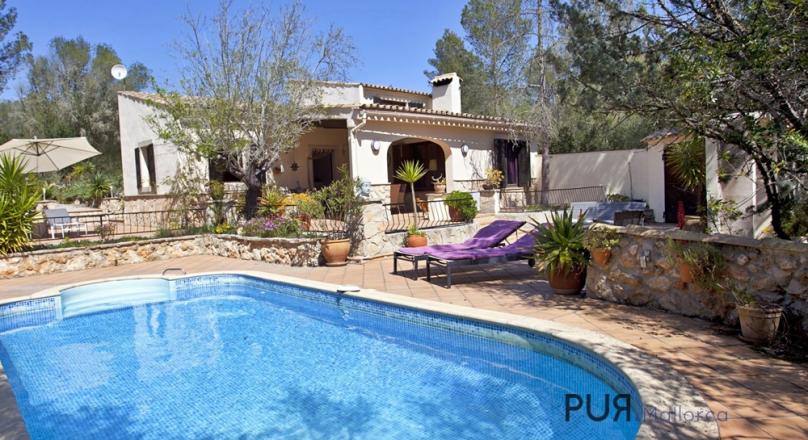 Between Sencelles and Pina. Ruberts. A small finca. With a lot of charm.