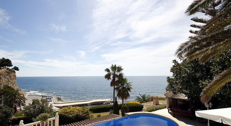 Villa for sale on the seafront in Benissa in Cala Advocat