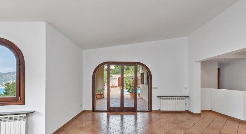 Villa in the northeast. Canyamel. With a lot of space. And small price.