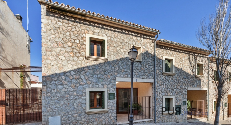 The village house. With roof pool. Right on the Tramuntana. Mallorca PUR. 