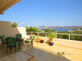 Nova Santa Ponsa. Large bright duplex apartment with a view over the bay and the sea.