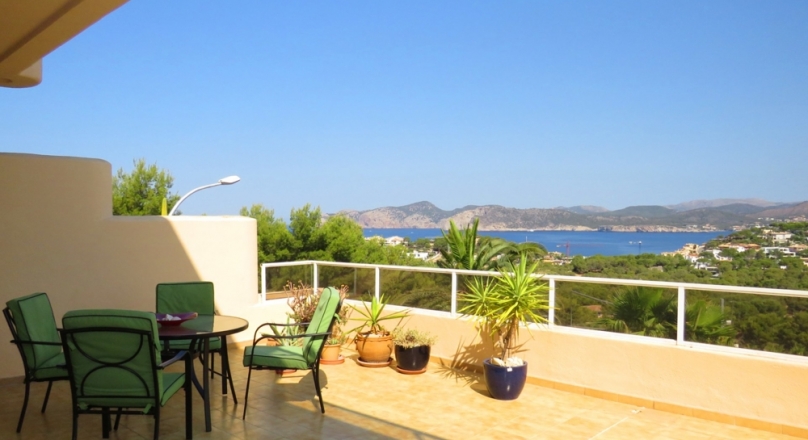 Nova Santa Ponsa. Large bright duplex apartment with a view over the bay and the sea.