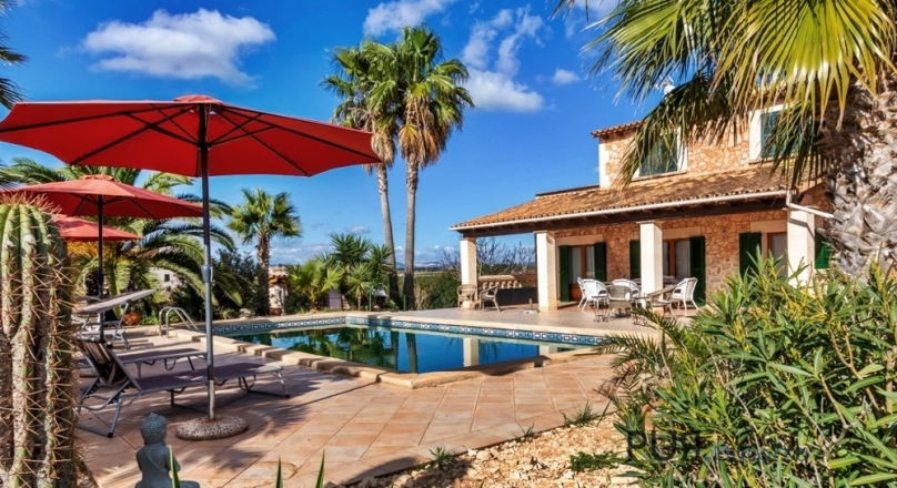 Very mallorquin. Finca with separate guest apartment. Near Campos. With a highly attractive price.