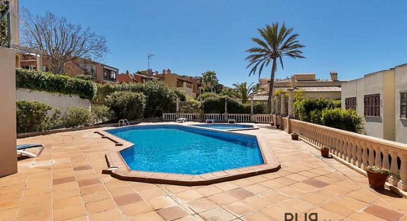 Above the roofs of the bay of Palma. A villa with lots of space, in high quality condition and view.