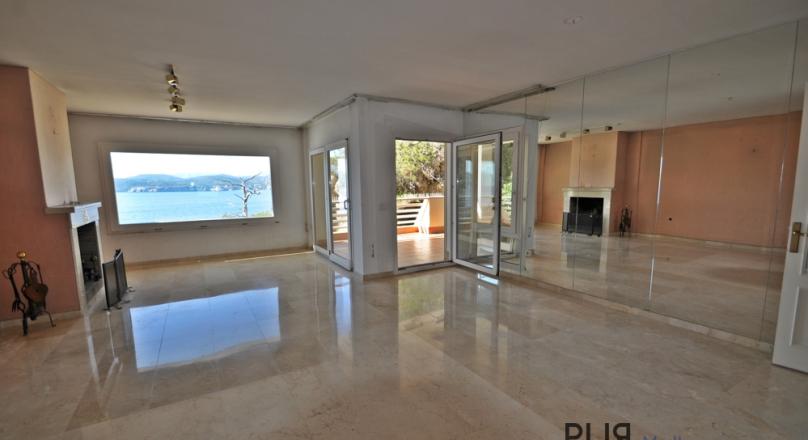 1st sea line. With a super look. Big apartment. Large terrace.