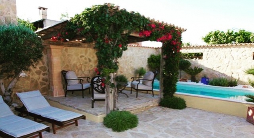 FOR RENT - Charming attached house situated on the edge of the historical village of Santa Margalida