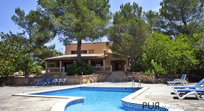 Finca. Very easily. Look at the price. 550,000 euros. 4 bedrooms / 4 bathrooms.