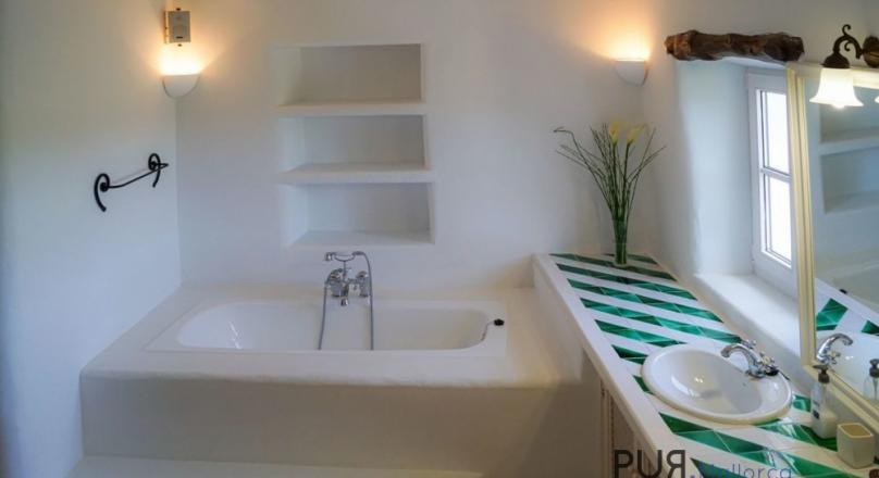 Capdepera. Renovated historic country house. With separate guest house.
