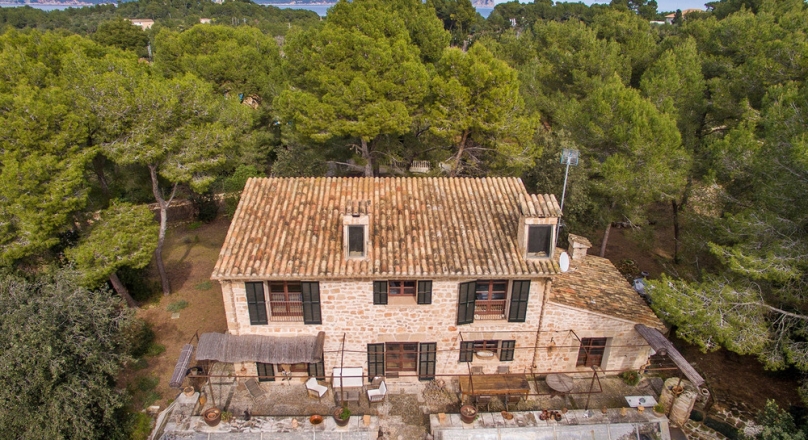 Alcudia. 500 meters from the beach. Villa. Out of stone. Bioclimatized.
