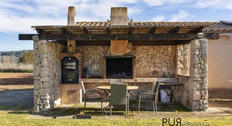 Finca. Gem. Groomed. And completely mallorquin. In Petra. Inland.
