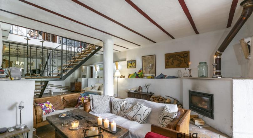 Lots of space. Eight bedrooms. Many options. And in Portals Nous near the marina.