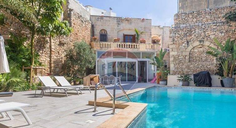 BIRKIRKARA - HOUSE OF CHARACTER WITH BACK GARDEN AND POOL