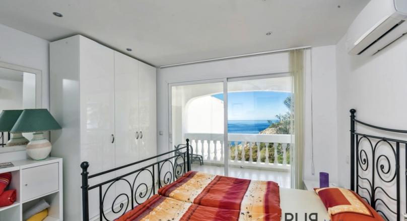 Port d'Andratx. A chic apartment with sea views under 400,000 euros? Yes. It does exist.