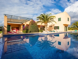 Capital investment. Finca. With infinity pool. In Ses Salines. With vacation rental license.