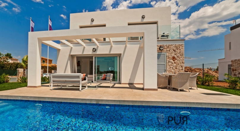 White villas with Mallorcan stone. 3 bedrooms, 3 bathrooms. Model houses visitable.