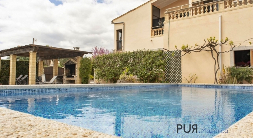 Investment. Holiday rental license. 8 beds. Villa with pool and courtyard.