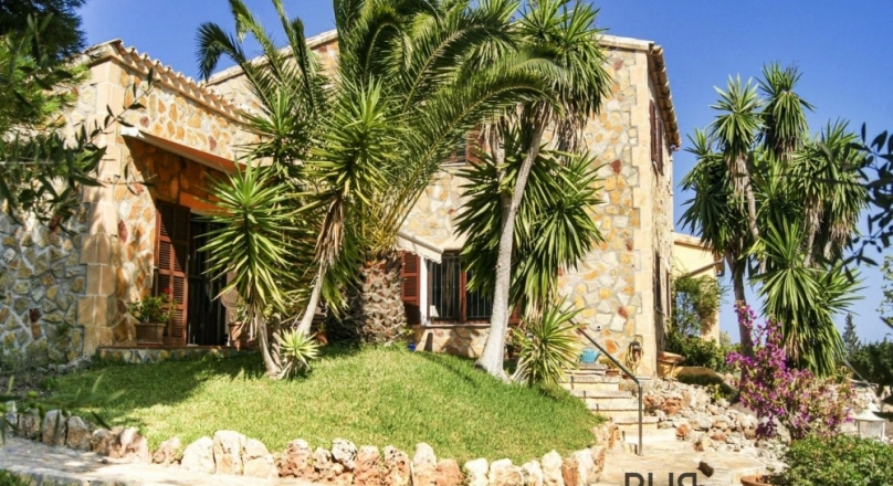 Finca. With ocean view. Very classic. Picturesque. And near the golf course.