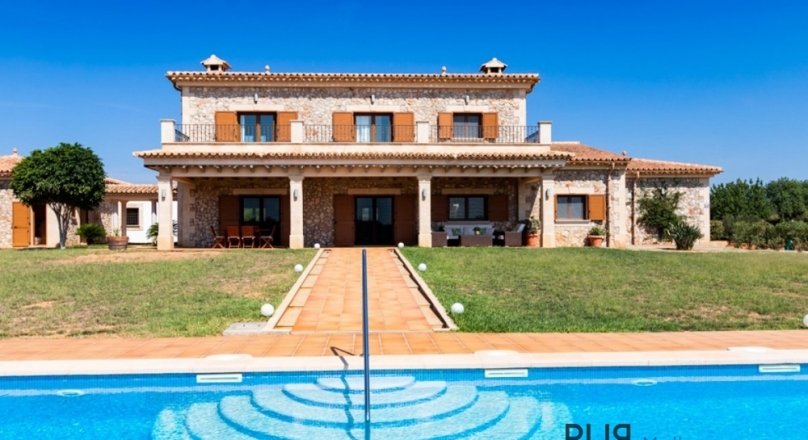 Very mallorquin. Large country villa. A property with a lot of space.