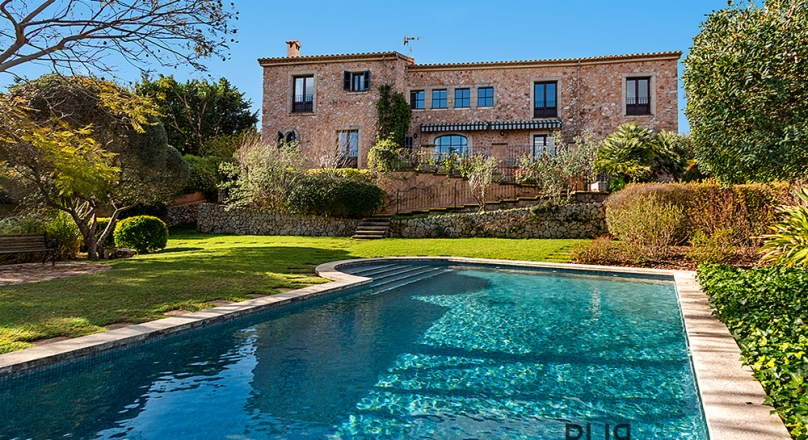 Villa. In the mansion style. With a lot of views over the valley and Tramuntana. In a calm neighborhood. And a bargain