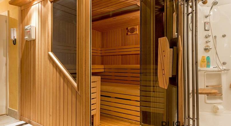 Above the roofs of the bay of Palma. A villa with lots of space, in high quality condition and view.