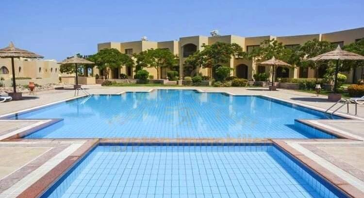 For sale apartment overlooking the sea and pool