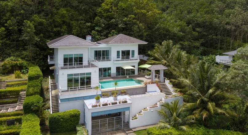 Phuket quality real estate offers a perfect golf course pool villa