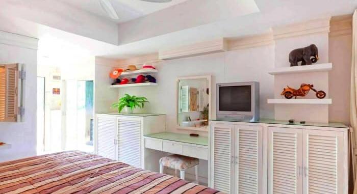 Large, bright and airy studio apartment now fully renovated and beautifully