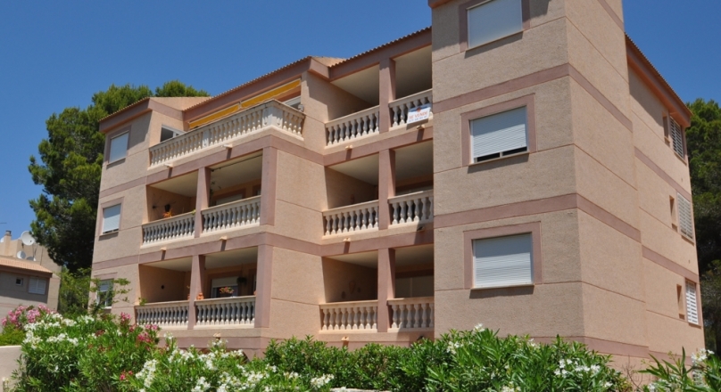 Paguera. La Romana. Apartment in a well-kept small complex. And on foot right on the sandy beach.