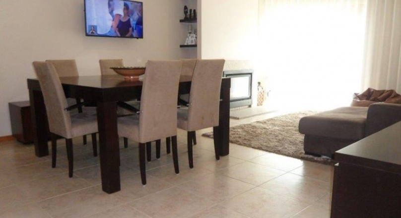 Apartment T3 in privileged area of the city with excellent accessibility and next to services and commerce.