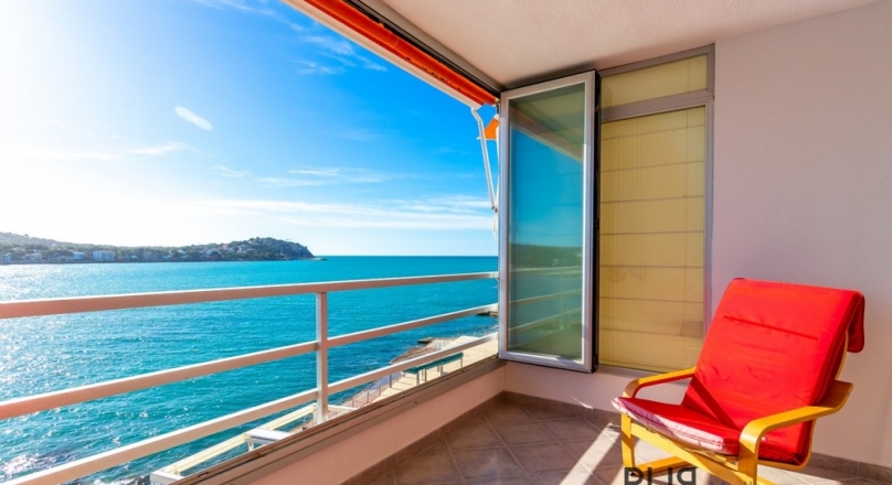 Apartment. Sea views. Renovated. 215,000 euros. Bargain. Clear.