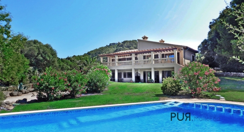 Villa. 3 units. Holiday rental license. Highly attractive investment.