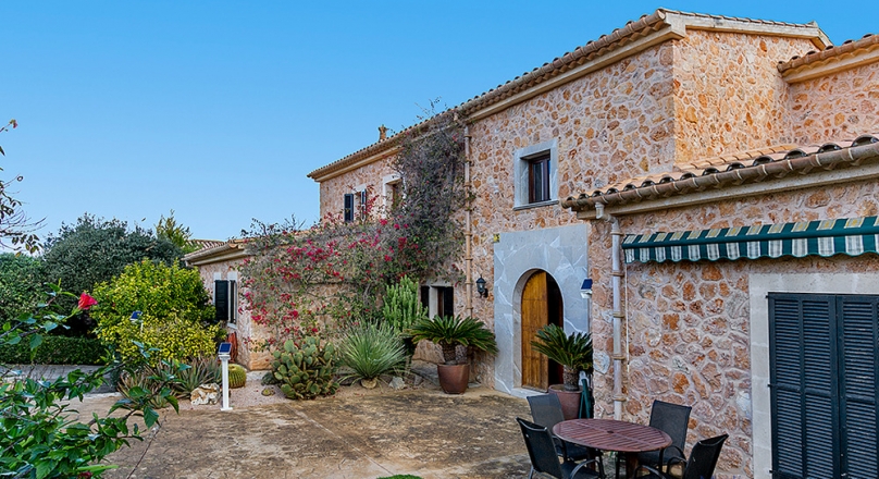 Really stately and sophisticated. With a lot of eyes. Finca only 20 minutes from Palma.