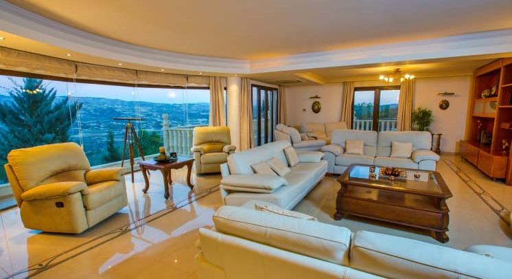The property consists of 400m² covered area and a 267m² 