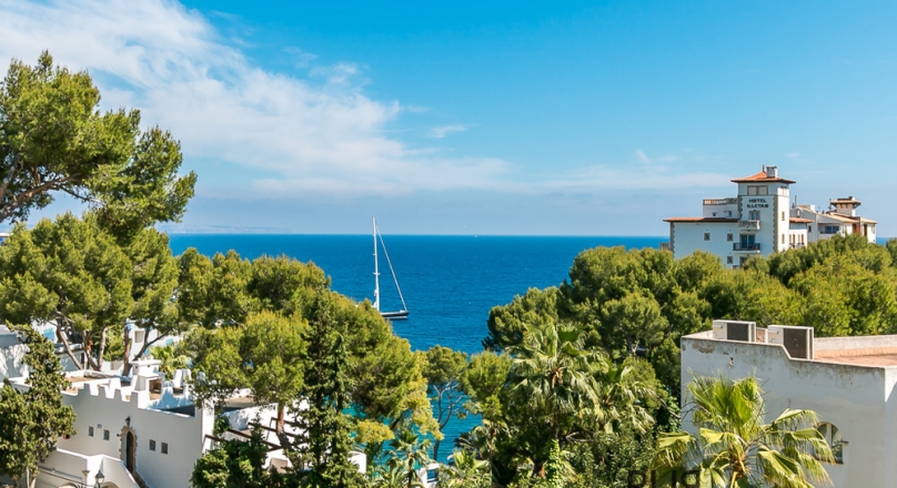 Illetas. The sought after southwestern district of Palma. Top Renovated apartment with a lot of views.