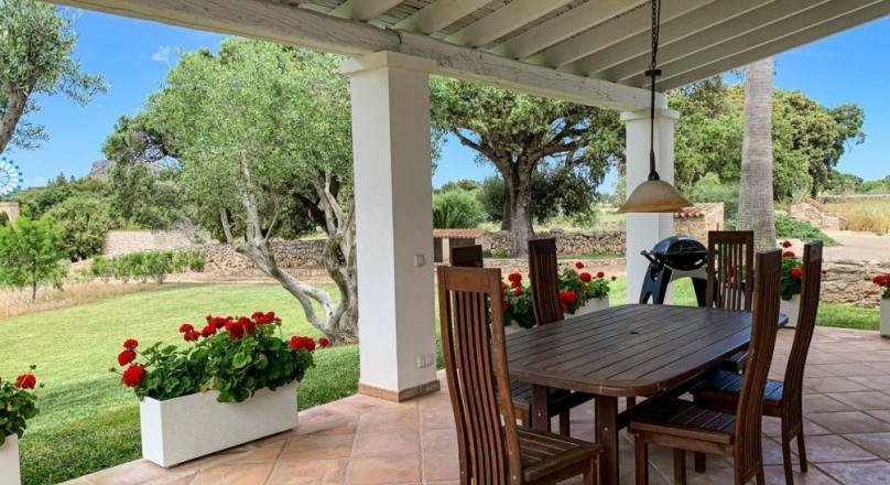Capdepera. Renovated historic country house. With separate guest house.