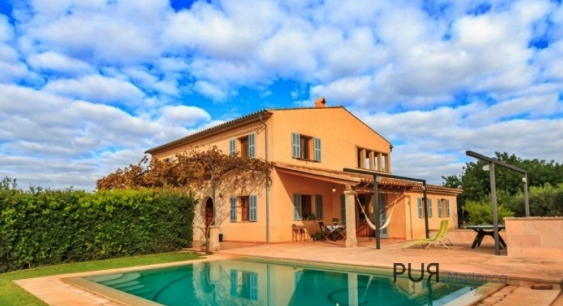 Finca. Llucmayor. Good location. Short ways. Lots of space. And a good price.
