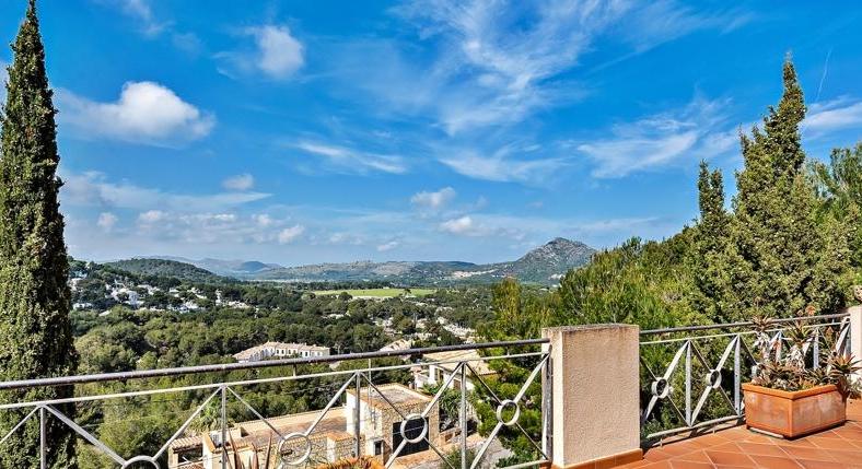 Villa in the northeast. Canyamel. With a lot of space. And small price.
